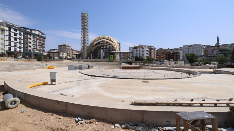 Kent meydanında çalışmalar hız kesmeden sürüyor