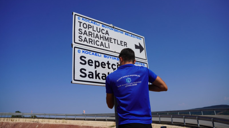 Kocaeli kırsalında ulaşım levhaları yenileniyor