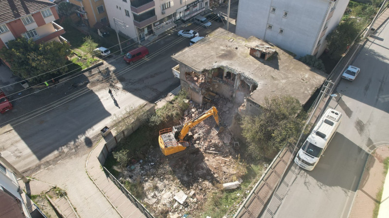 Çayırova’da metruk binalar yıkılıyor