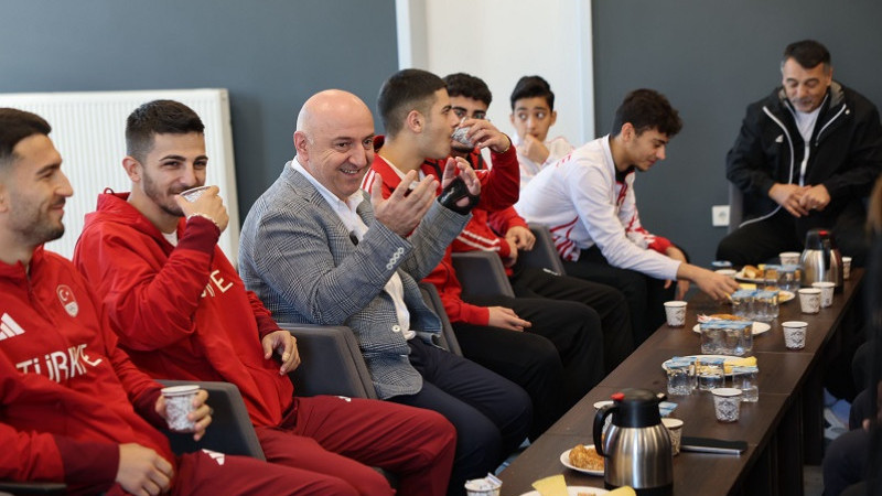Başkan Bıyık Milli sporcularla bir araya geldi