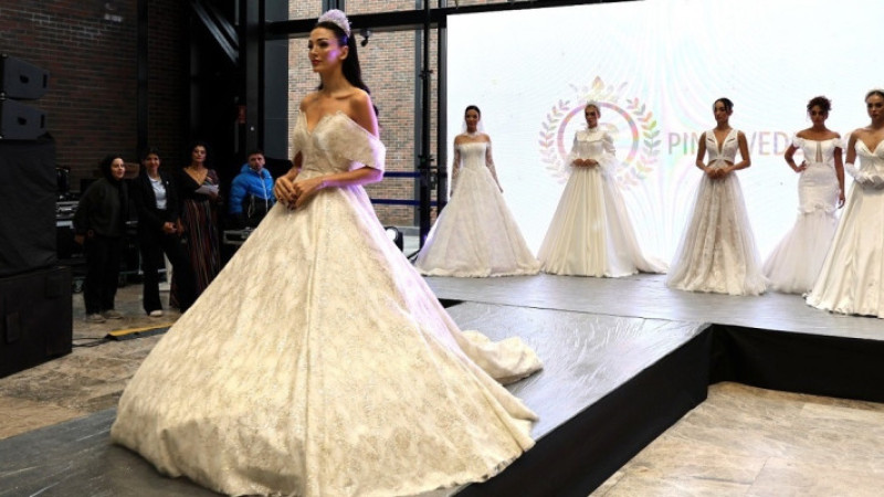 Evlilik Fuarı'nda gelinlik defilesi büyüledi