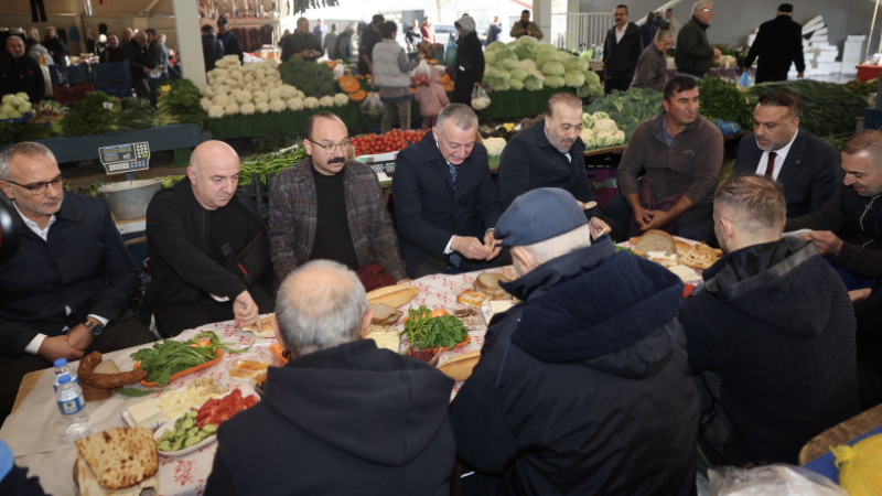 Başkanlar pazarcı esnafının sofrasına konuk oldu