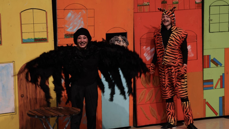 Renkli Çoraplı Kuzgun Minik Tiyatroseverlerle Buluştu