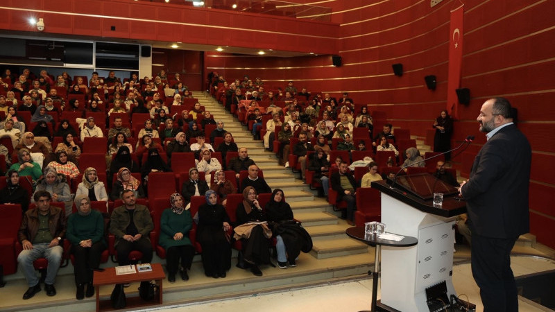 Taha Kılınç Gebze Kültür Merkezi’nde Doğu Türkistan’ı Anlattı