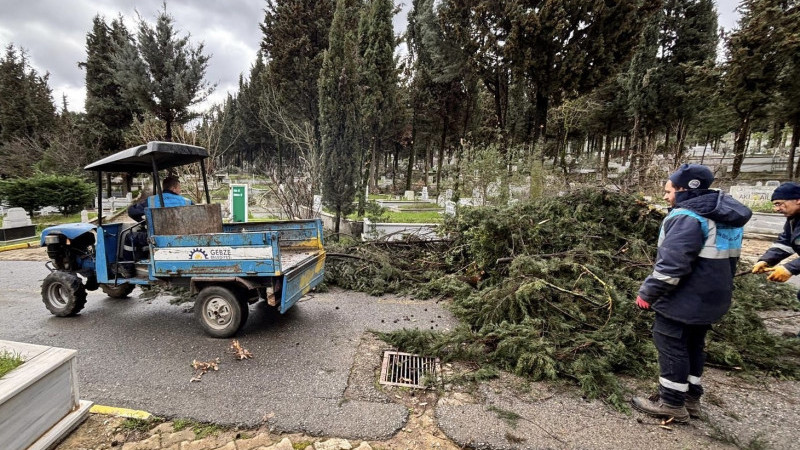 Gebze’de Bayram Öncesi Mezarlıklarda Bakım Çalışmaları Hızlandı