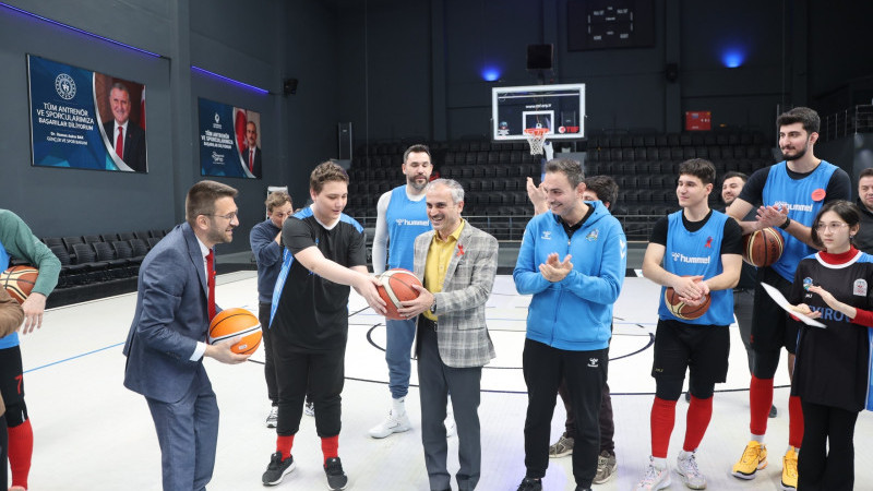 Özel çocuklar, Çayırova’nın dev adamlarıyla bir arada