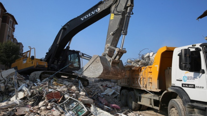 Büyükşehir Hatay Defne’de enkaz kaldırma çalışması yapıyor