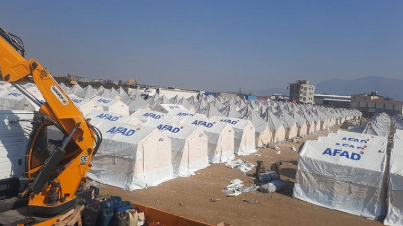 Hatay Defne’de çadır kent ve sahra hastanesi kurulumuna başlandı