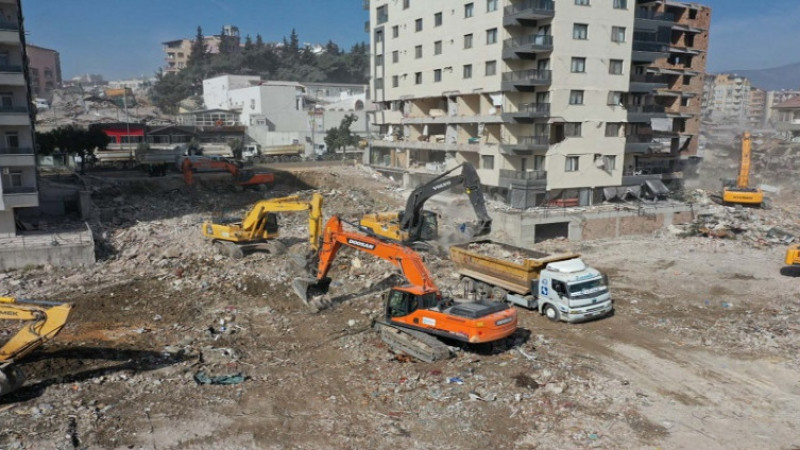 Büyükşehir, Hatay’da 51 binanın yıkımını yaptı