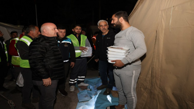 Başkan Bıyık İlk Sahuru Depremzedelerle Yaptı