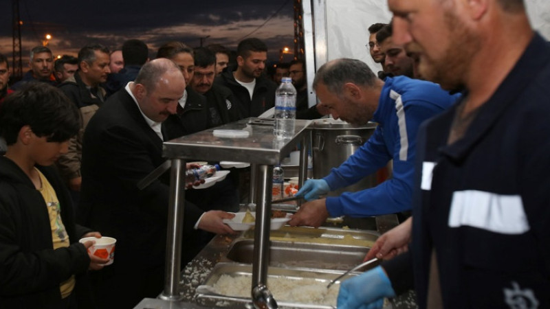 Bakan Varank, Kocaeli çadır kentte orucunu açtı