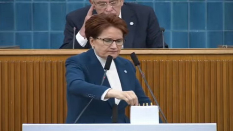 Meral Akşener Kürsüdeki Kurşunları Yere Attı! 