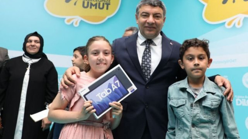 Şayir sözünü tutuyor, 5. Sınıflar tabletlerine kavuşuyor