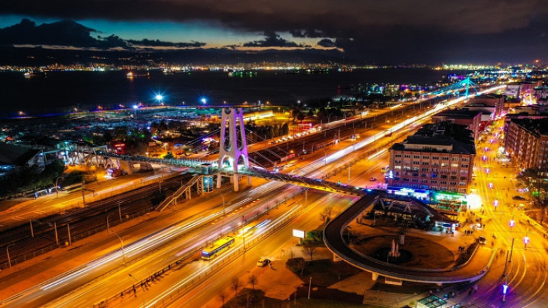 Büyükşehir geceyi gündüze çeviriyor
