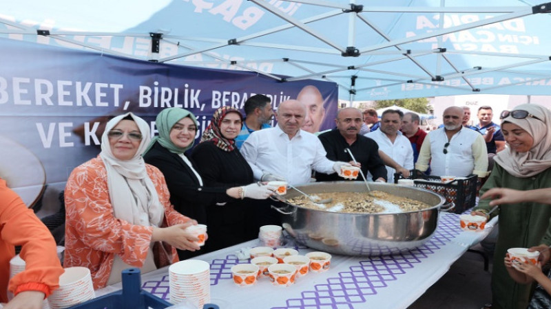 Başkan Bıyık, Vatandaşlara Aşure Dağıttı