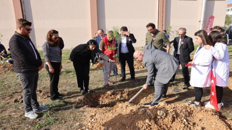 Başkan Bıyık, Öğrencilerle Fidan Dikti