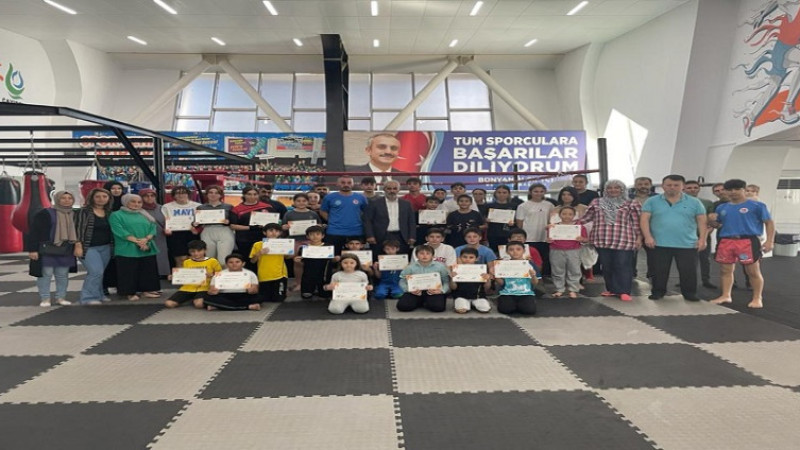Yeni kick boks sporcuları kuşak diplomalarını aldı