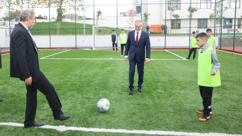 Halı Sahadaki İlk Maçın Başlama Vuruşu Protokolden