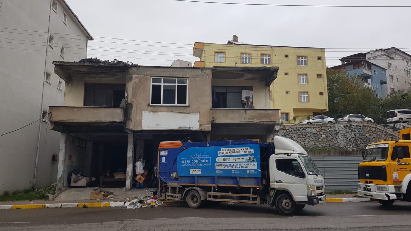  Çayırova Zabıtası’ndan çöp ev operasyonu