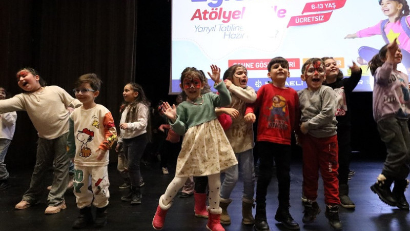 Çocuklar tatilin tadını çıkarıyor