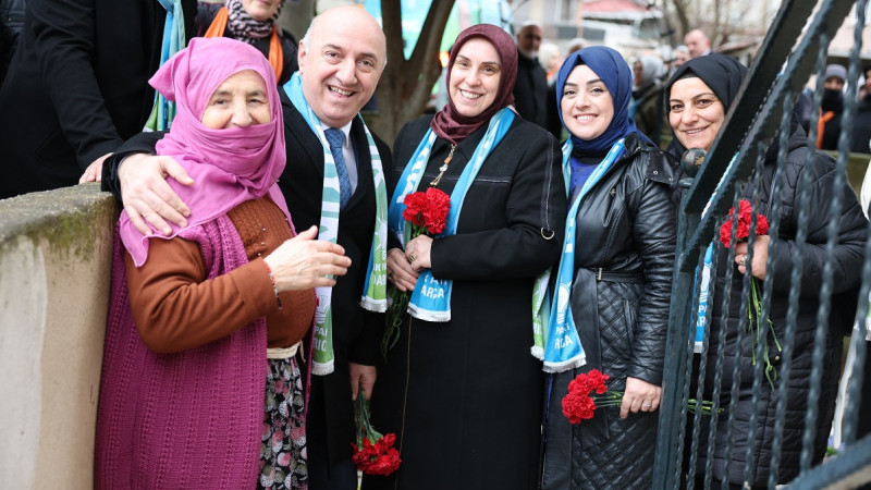 Başkan Bıyık, Darıcalılara Karanfil Dağıttı