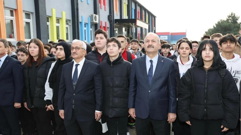 Kaymakam Özyiğit ve Başkan Büyükgöz  Pagev Meslek Lisesi Bayrak Töreninde