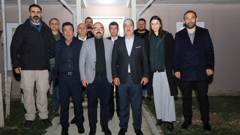Ömeroğlu, iftarını emekçilerle birlikte açtı