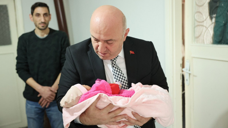 Başkan Bıyık, Yeni Doğan Bebeğin Kulağına Ezan Okudu