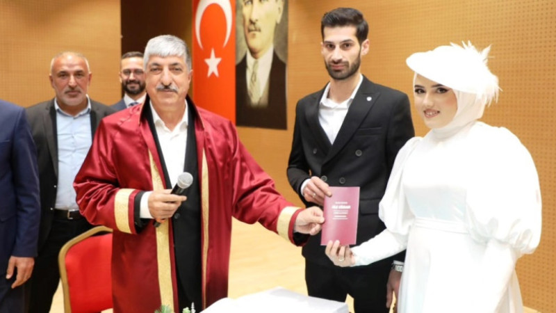 Başkan Ömeroğlu ilk resmi nikahı kıydı