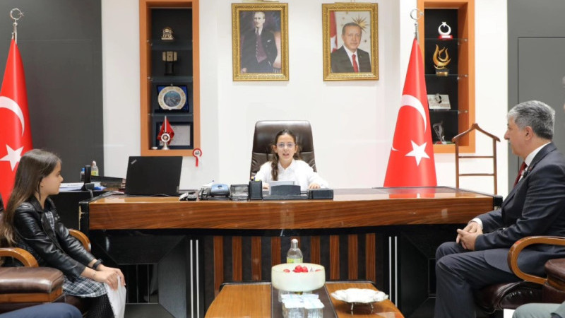 Başkan Ömeroğlu, Koltuğu Minik Öğrenciye Devretti