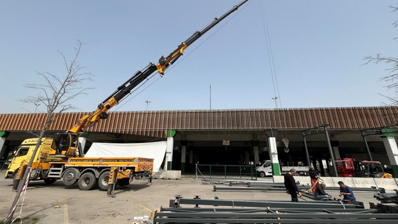 Pazarın çevresine 924 metrekarelik sundurma