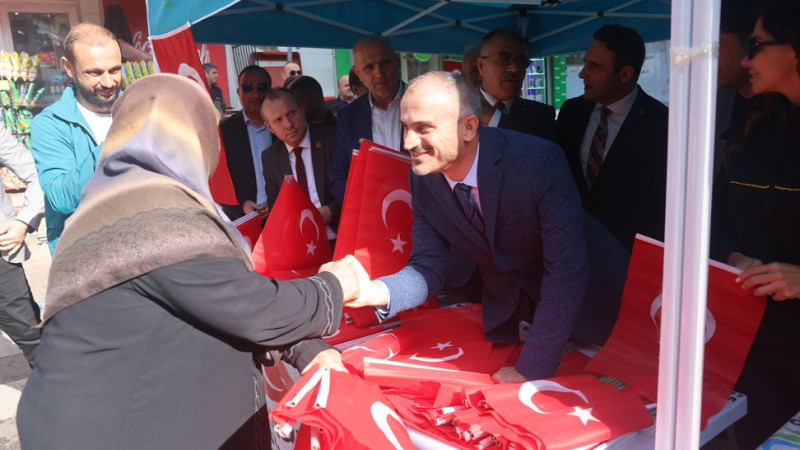Başkan Çiftçi, Çayırovalılara Türk Bayrağı dağıttı