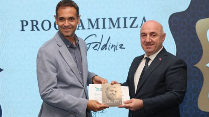 Başkan Bıyık İspanyol Mevkidaşına Cumhurbaşkanın Kitabını Hediye Etti