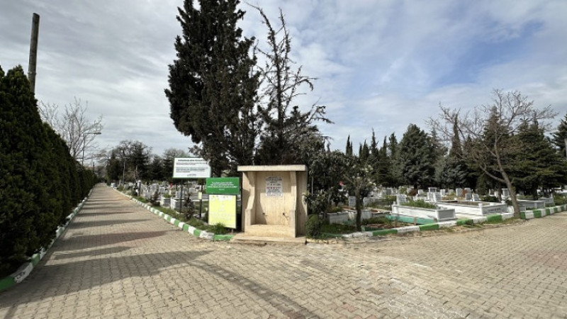 Çayırova’da mezarlıklar bayrama hazır