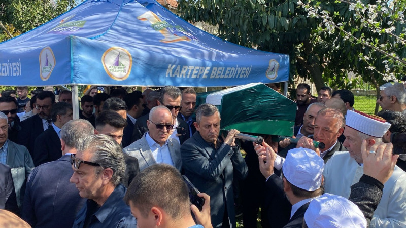 Özgür Özel, Kocaeli'de Eski Vekilin Babasının Cenaze Namazına Katıldı