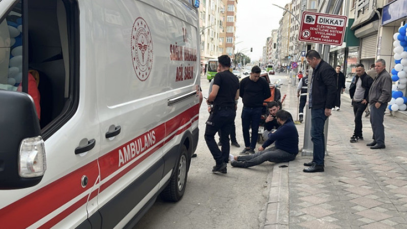 Gebze'de Otomobil ile çarpışan motokurye yaralandı