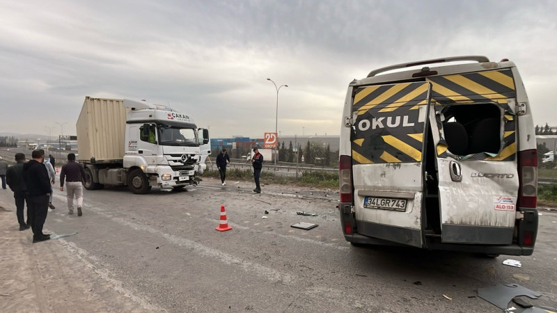 Gebze'de Tır ile çarpışan işçi servisinde 8 kişi yaralandı