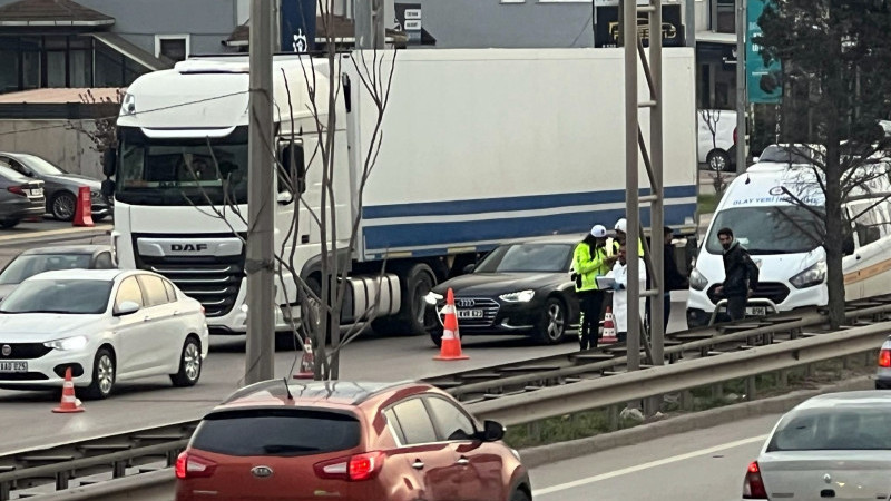 D-100’de tırın altında kalan motosiklet sürücüsü hayatını kaybetti