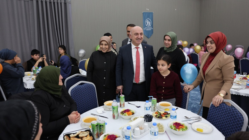 Darıca'da Yetimler İçin İftar Sofrası Kuruldu