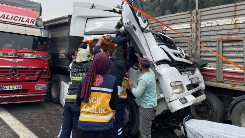 Dört aracın karıştı zincirleme kazada kağıt gibi ezilen kabinden sağ çıktı