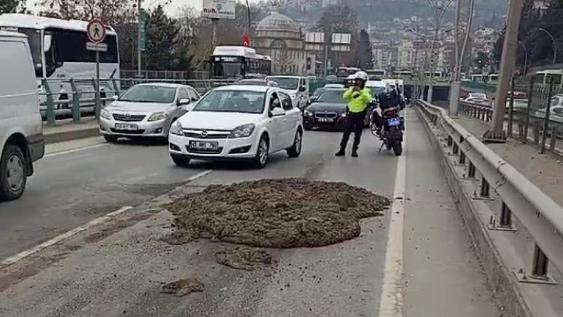 D100'de kamyondan dökülen çamur trafiği altüst etti 6 bin 584 TL ceza kesildi