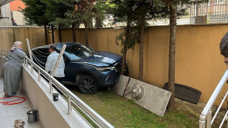 Gebze'de Araç Bahçeye Düştü