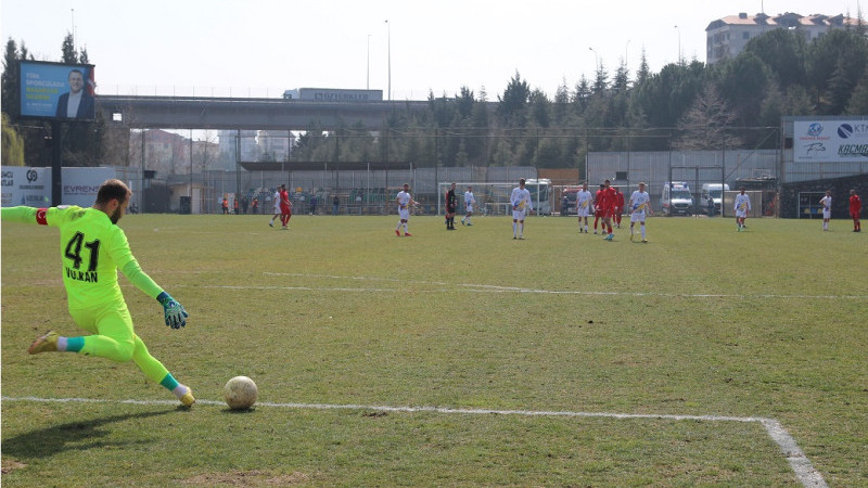 Gebze'de Futbolcular sentetik zeminde zorlandı, maçların yeri değişti