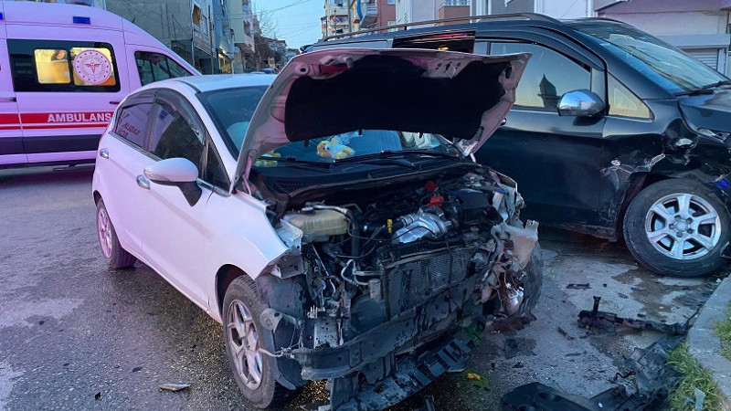 İftara dakikalar kala 2 araç kafa kafaya çarpıştı 4 yaralı