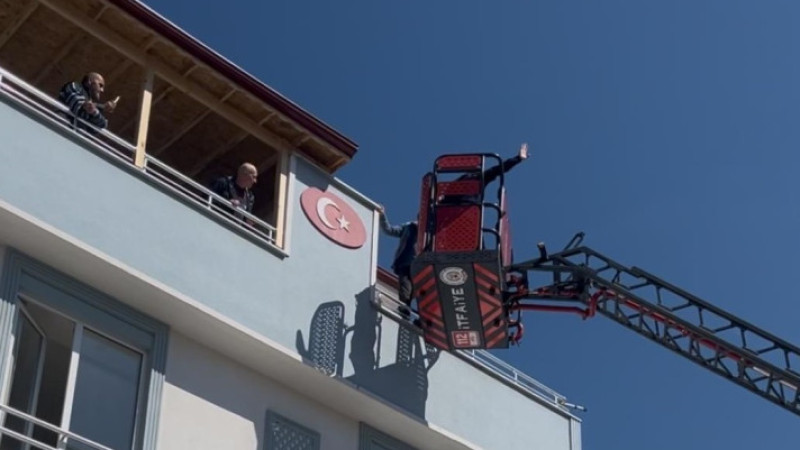 Kaplama yapmak için çıktığı çatıda mahsur kaldı