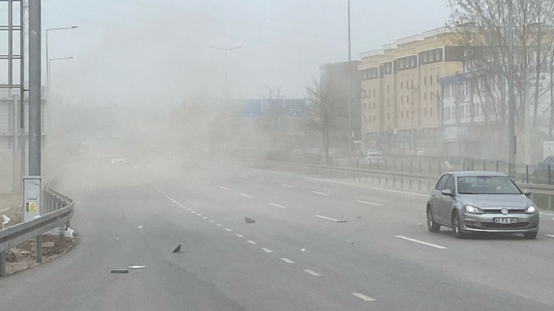 Kocaeli'de toz fırtınası zor anlar yaşattı O anlar kamerada