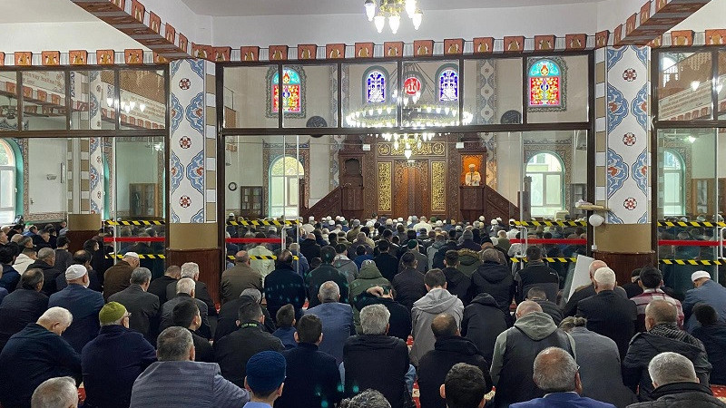  Kocaeli'de vatandaşlar bayram namazı için camiye akın etti