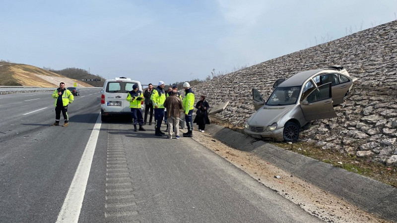 Kuzey Marmara'da kazaya karışan otomobil istinat duvarına çıktı