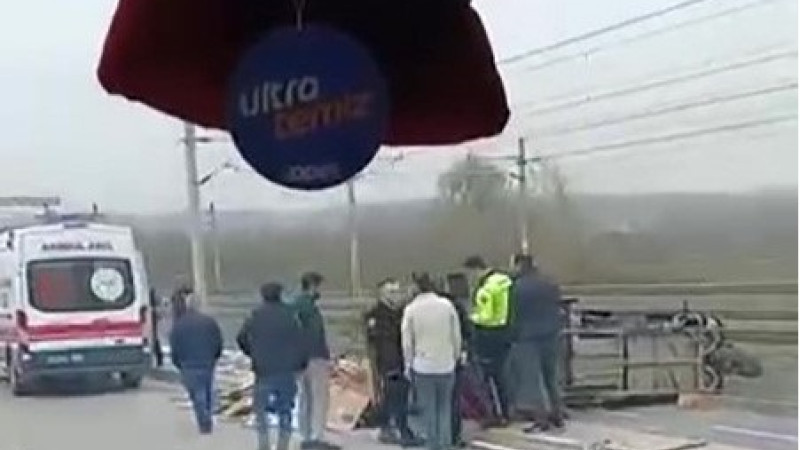 Otomobille çarpışan kağıt toplayıcısının kullandığı motor yan yattı 1 yaralı