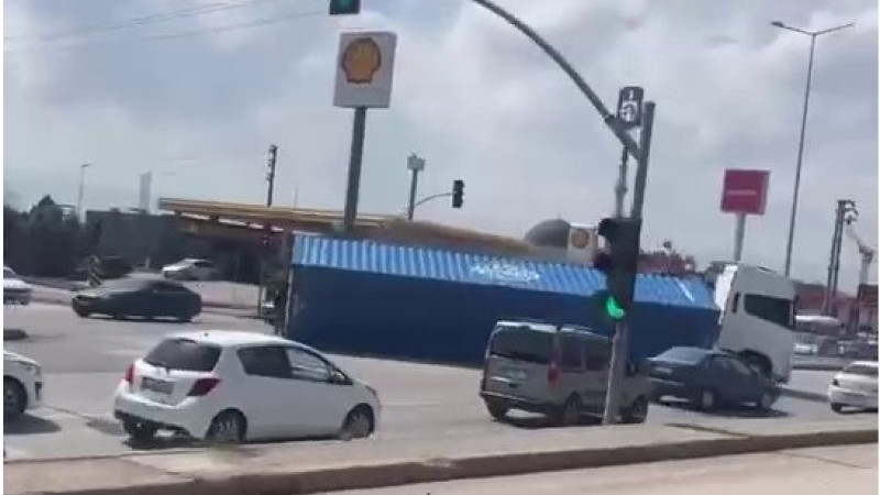 Seyir halindeki tırın dorsesi yola devrildi, trafik felç oldu